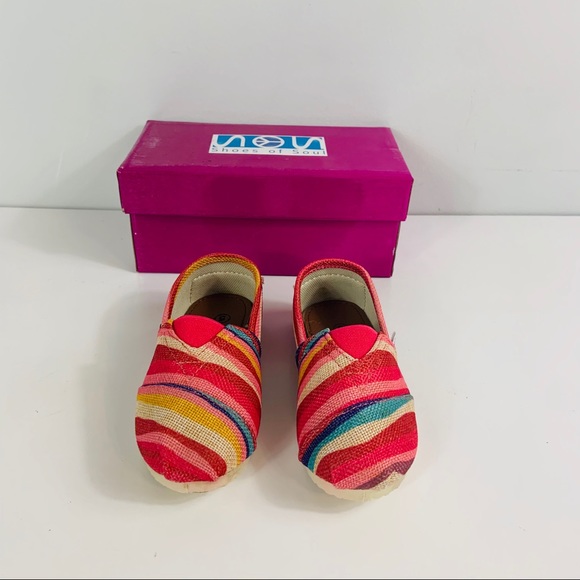 Brand New Girls Red Multi Flats - Picture 2 of 6